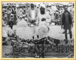 Kirpal Singh bei der Verbrennungszeremonie von Sawan Singhs Körper