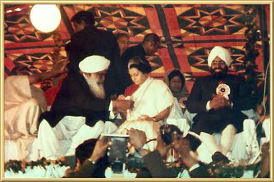 Kirpal Singh mit Indira Gandhi während der Unity of Man Konferenz 1974